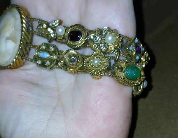 Vintage Gold Cameo Bracelet - Picture 4 of 7